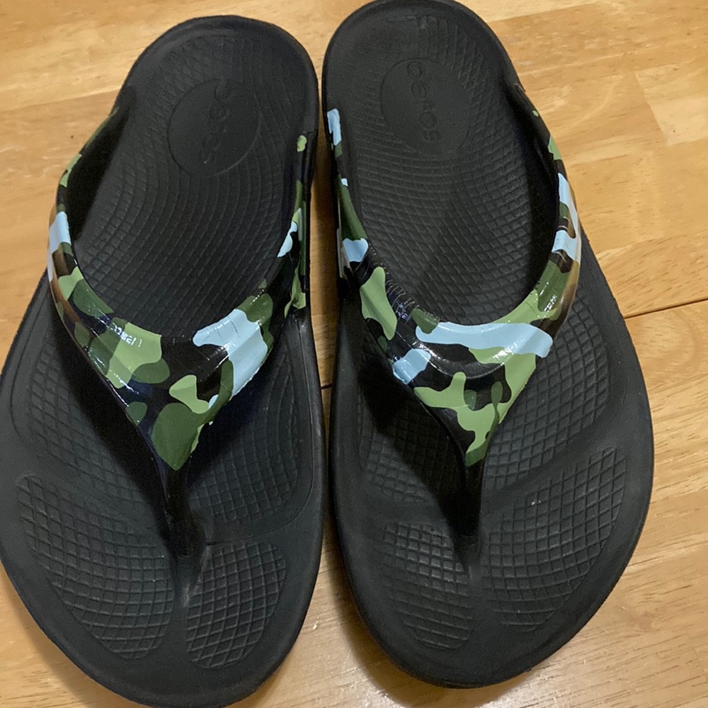 OOFOS Black and Camouflage Women's Sandals
